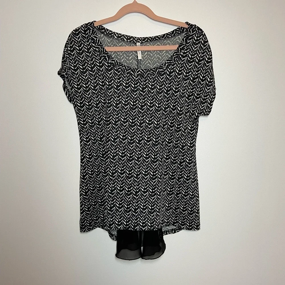 POET SHORT SLEEVE BLACK AND WHITE TUNIC TOP SIZE SMALL. INSET PANEL IN BACK - Picture 1 of 5